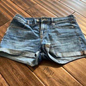 Old navy size 6 Jean shorts